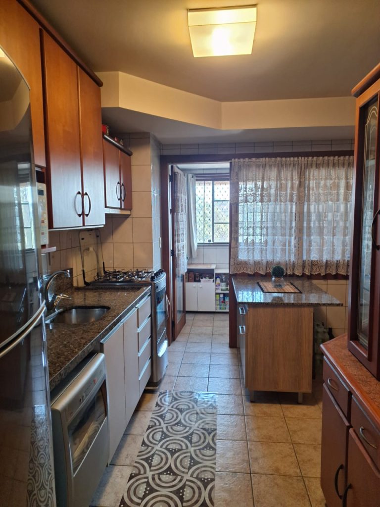 APARTAMENTO COM 3 DORMITÓRIOS, SENDO UM SUÍTE, GARAGEM DOIS CARROS, NO VILA ROSA