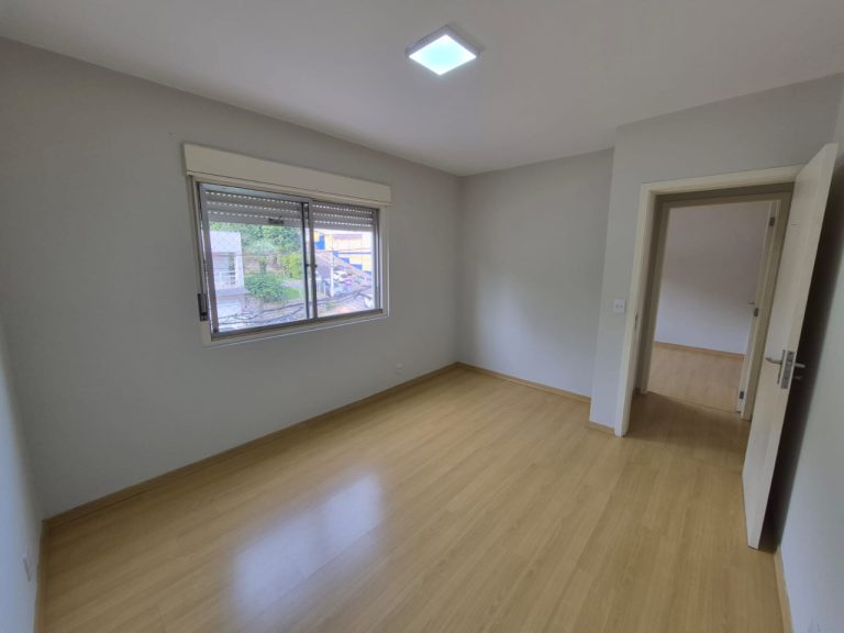 APARTAMENTO COM 3 DORMITÓRIOS, SACADA, UMA VAGA PARA CARRO, NO OPERÁRIO
