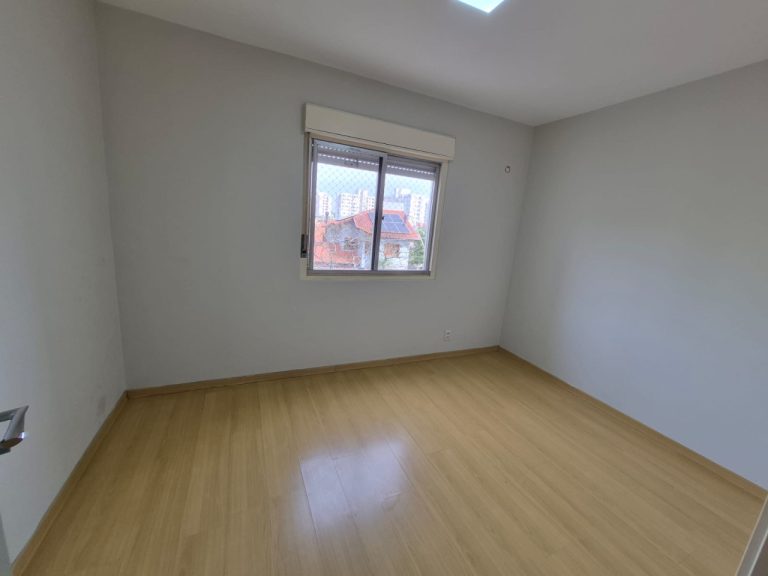 APARTAMENTO COM 3 DORMITÓRIOS, SACADA, UMA VAGA PARA CARRO, NO OPERÁRIO