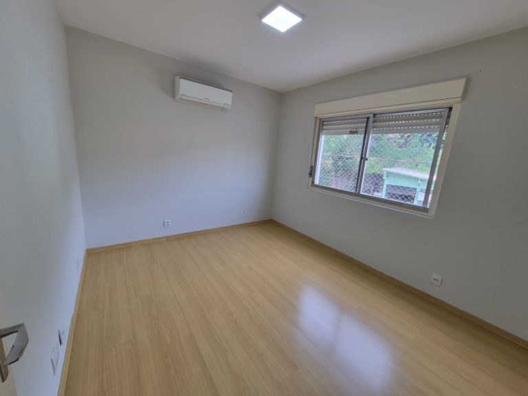 APARTAMENTO COM 3 DORMITÓRIOS, SACADA, UMA VAGA PARA CARRO, NO OPERÁRIO