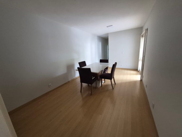 APARTAMENTO COM 3 DORMITÓRIOS, SACADA, UMA VAGA PARA CARRO, NO OPERÁRIO