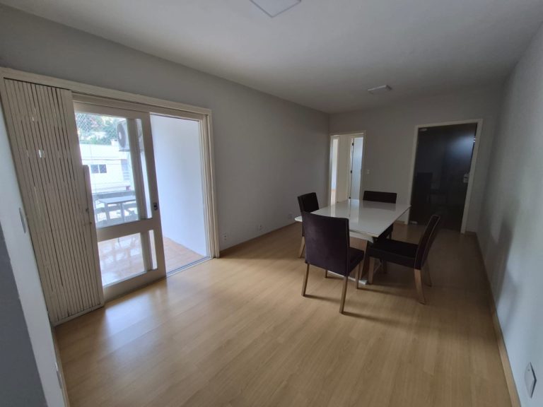 APARTAMENTO COM 3 DORMITÓRIOS, SACADA, UMA VAGA PARA CARRO, NO OPERÁRIO