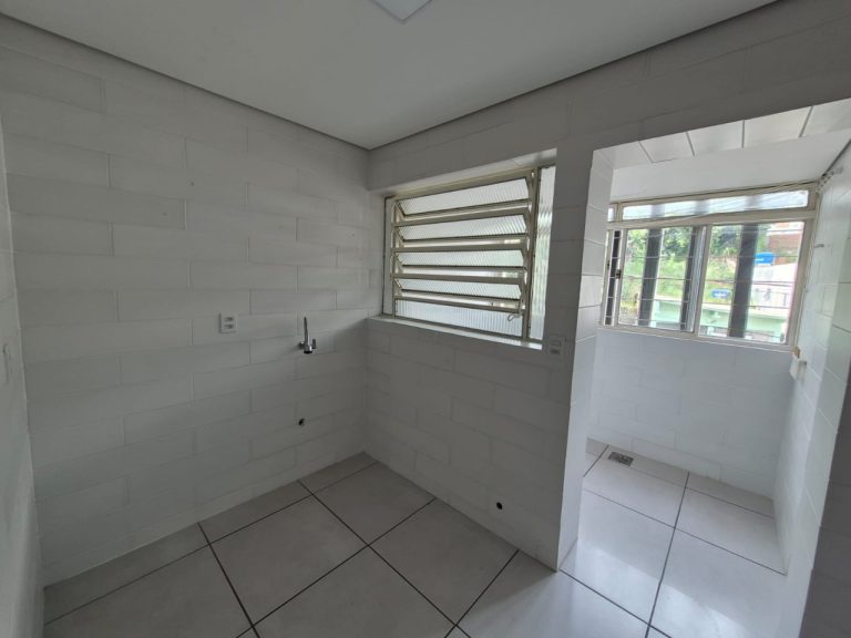 APARTAMENTO COM 3 DORMITÓRIOS, SACADA, UMA VAGA PARA CARRO, NO OPERÁRIO