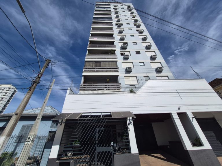 APARTAMENTO DOIS DORMITÓRIOS COM SUÍTE E GARAGEM NO CENTRO