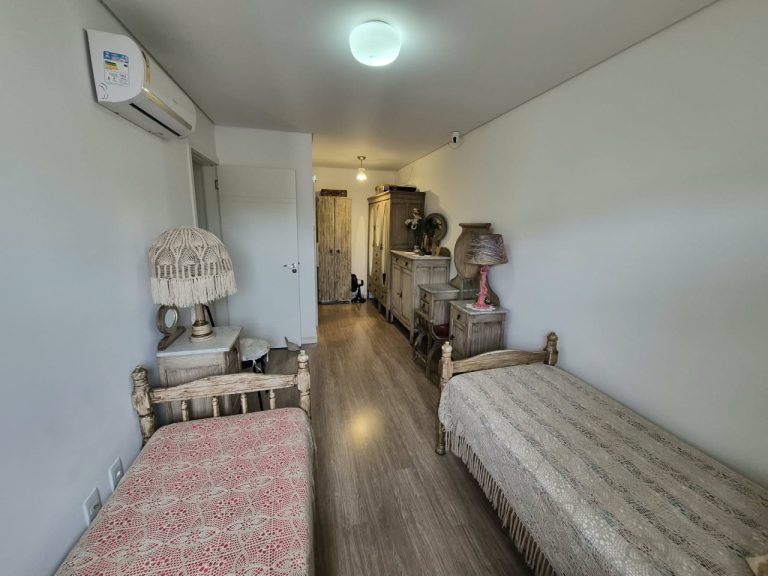 APARTAMENTO COM 2 DORMITÓRIOS, SENDO UM SUÍTE, GARAGEM PARA DOIS CARROS, NO VILA ROSA