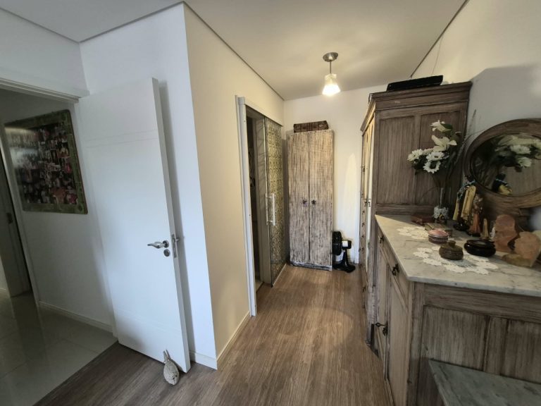 APARTAMENTO COM 2 DORMITÓRIOS, SENDO UM SUÍTE, GARAGEM PARA DOIS CARROS, NO VILA ROSA