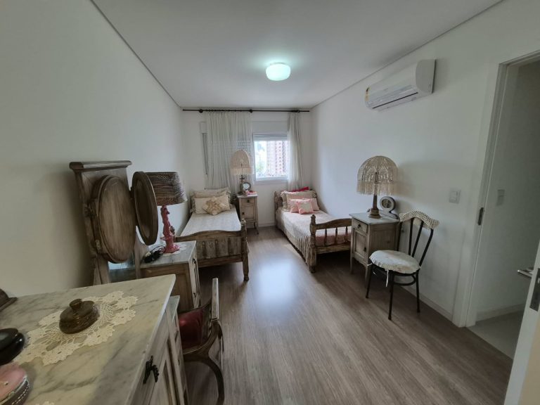 APARTAMENTO COM 2 DORMITÓRIOS, SENDO UM SUÍTE, GARAGEM PARA DOIS CARROS, NO VILA ROSA