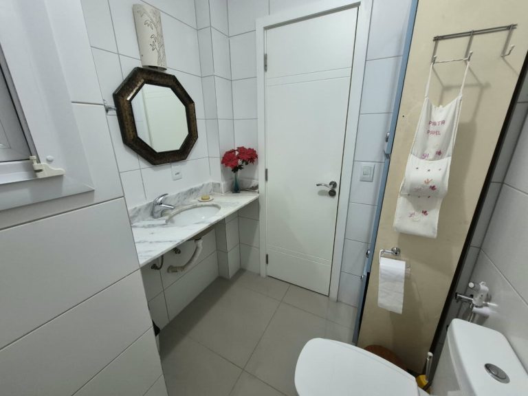 APARTAMENTO COM 2 DORMITÓRIOS, SENDO UM SUÍTE, GARAGEM PARA DOIS CARROS, NO VILA ROSA