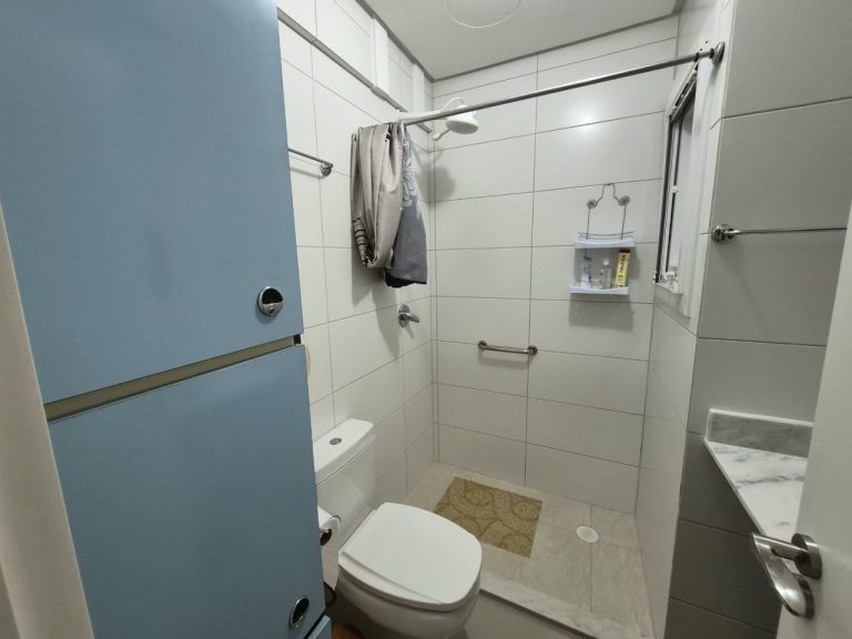 APARTAMENTO COM 2 DORMITÓRIOS, SENDO UM SUÍTE, GARAGEM PARA DOIS CARROS, NO VILA ROSA
