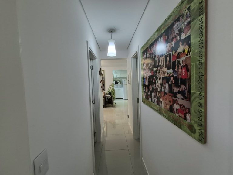 APARTAMENTO COM 2 DORMITÓRIOS, SENDO UM SUÍTE, GARAGEM PARA DOIS CARROS, NO VILA ROSA