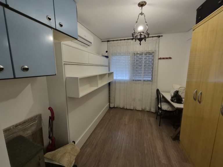 APARTAMENTO COM 2 DORMITÓRIOS, SENDO UM SUÍTE, GARAGEM PARA DOIS CARROS, NO VILA ROSA