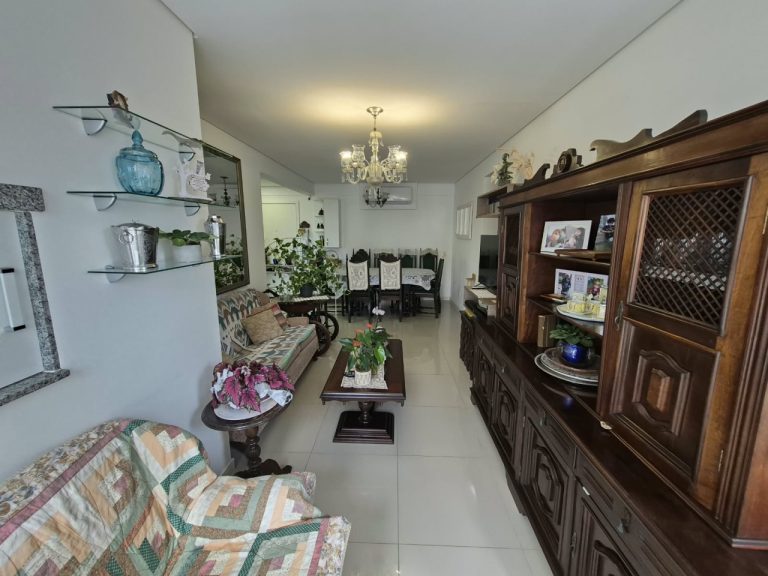 APARTAMENTO COM 2 DORMITÓRIOS, SENDO UM SUÍTE, GARAGEM PARA DOIS CARROS, NO VILA ROSA