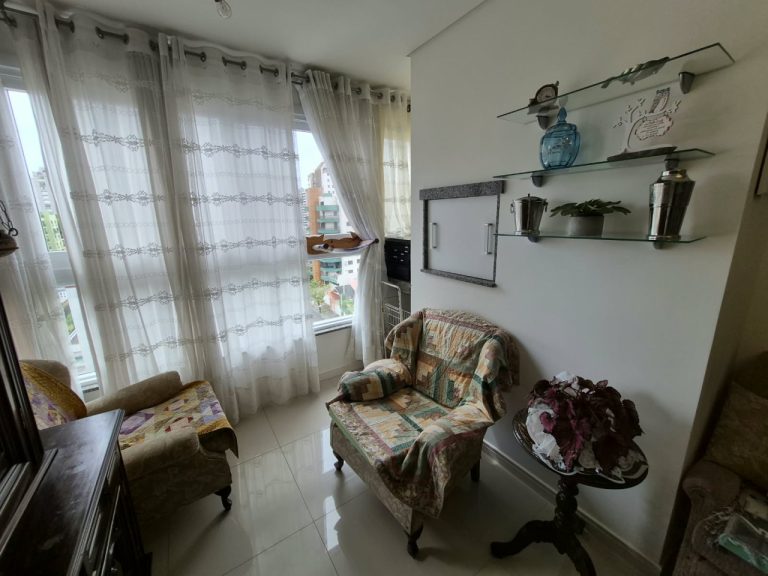 APARTAMENTO COM 2 DORMITÓRIOS, SENDO UM SUÍTE, GARAGEM PARA DOIS CARROS, NO VILA ROSA
