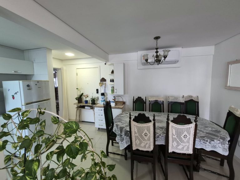 APARTAMENTO COM 2 DORMITÓRIOS, SENDO UM SUÍTE, GARAGEM PARA DOIS CARROS, NO VILA ROSA