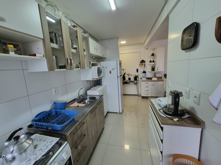 APARTAMENTO COM 2 DORMITÓRIOS, SENDO UM SUÍTE, GARAGEM PARA DOIS CARROS, NO VILA ROSA