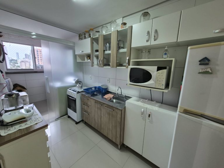 APARTAMENTO COM 2 DORMITÓRIOS, SENDO UM SUÍTE, GARAGEM PARA DOIS CARROS, NO VILA ROSA