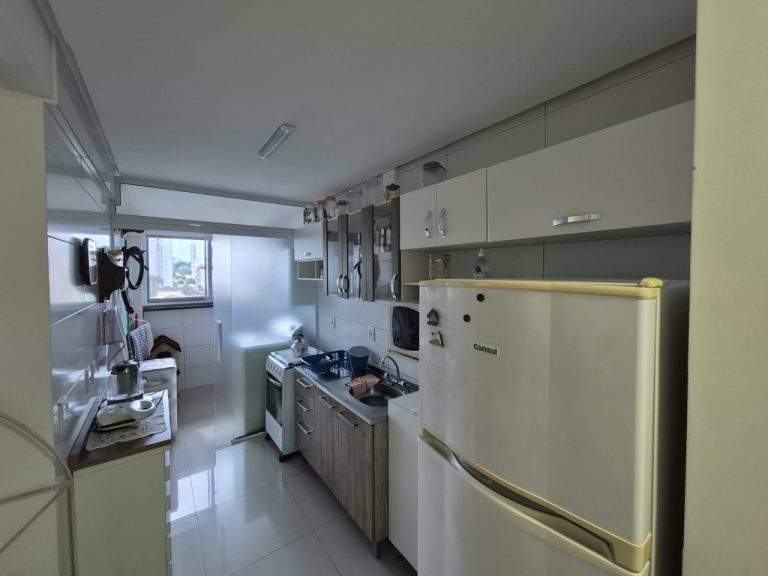 APARTAMENTO COM 2 DORMITÓRIOS, SENDO UM SUÍTE, GARAGEM PARA DOIS CARROS, NO VILA ROSA