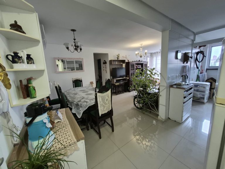 APARTAMENTO COM 2 DORMITÓRIOS, SENDO UM SUÍTE, GARAGEM PARA DOIS CARROS, NO VILA ROSA